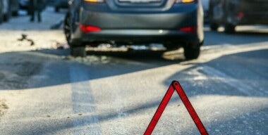 В Красноярске столкнулись два автомобиля при выезде с прилегающей территории