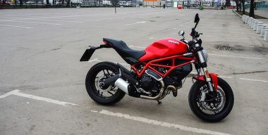 В Петербурге водитель без прав разбился на кроссовом мотоцикле