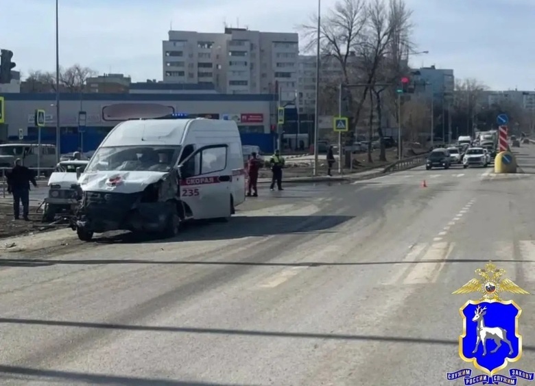Изображение 76-летняя бабушка по пути в больницу в скорой попала в ДТП и сломала таз