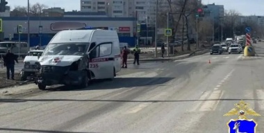 76-летняя бабушка по пути в больницу в скорой попала в ДТП и сломала таз