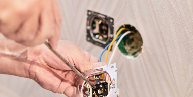 Электрика для чайников: как заменить розетку, не устроив короткое замыкание