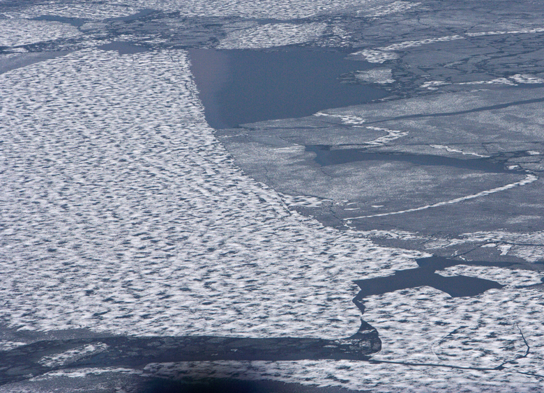 Изображение Грузовик с тремя людьми ушел под лед на Зейском водохранилище