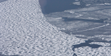 Грузовик с тремя людьми ушел под лед на Зейском водохранилище