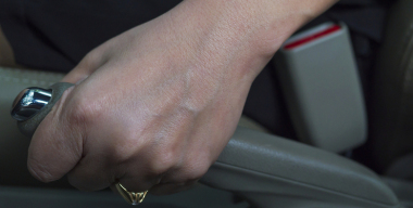 Сыктывкарец решить угнать машину, но не смог: ему помешал ручной тормоз