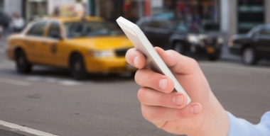 Женщина забыла в такси документы, и водитель потребовал за них выкуп