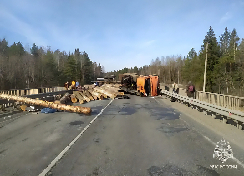 Изображение Брёвна полетели в рабочих: лесовоз опрокинулся после ДТП в Кировской области