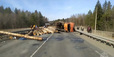 Брёвна полетели в рабочих: лесовоз опрокинулся после ДТП в Кировской области