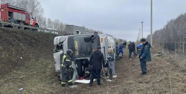 Водителю стало плохо за рулём, и автобус с 23 детьми попал в ДТП