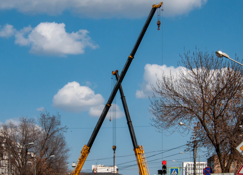 Изображение Манипулятор с поднятой стрелой протаранил пешеходный мост на МКАД