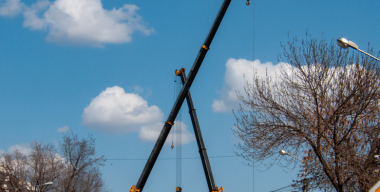 Манипулятор с поднятой стрелой протаранил пешеходный мост на МКАД