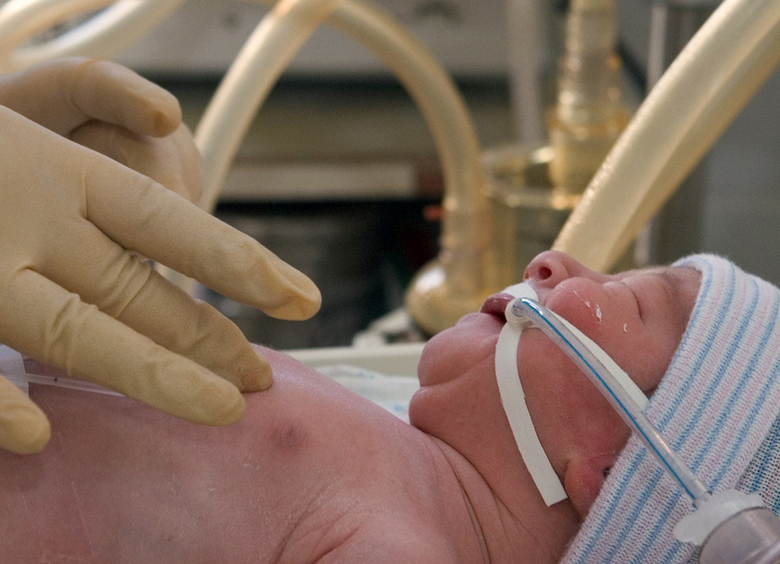 Изображение Живого младенца нашли в пакете в кузове эвакуатора в Тюмени