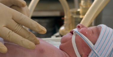 Живого младенца нашли в пакете в кузове эвакуатора в Тюмени