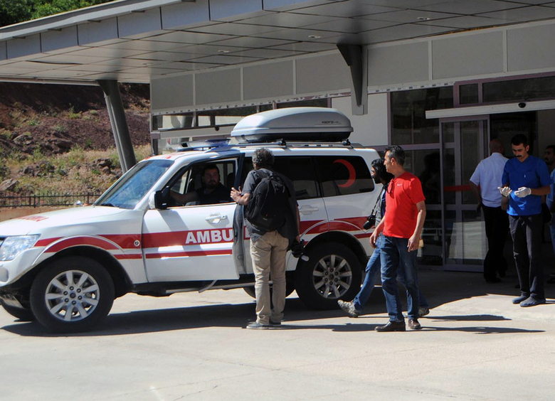 Изображение В Турции автобус съехал в кювет и врезался в опору моста