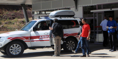 В Турции автобус съехал в кювет и врезался в опору моста