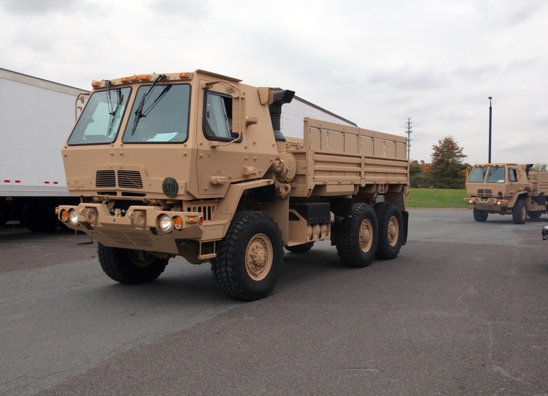 Oshkosh FMTV M1083 на Украине буксировал, буксировал, да недовыбуксировал