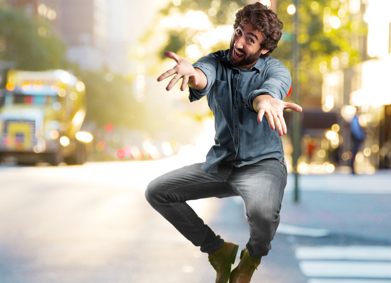 Изображение В Сызрани мужчина устроил шоу на проезжей части, подражая герою «Грязных танцев»