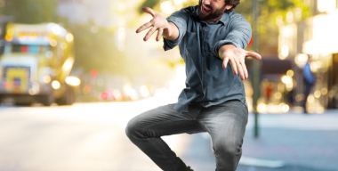 В Сызрани мужчина устроил шоу на проезжей части, подражая герою «Грязных танцев»