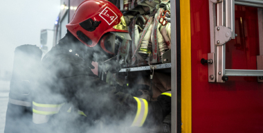 Рабочему не выплатили зарплату, и он поджёг сигаретой две иномарки заказчика