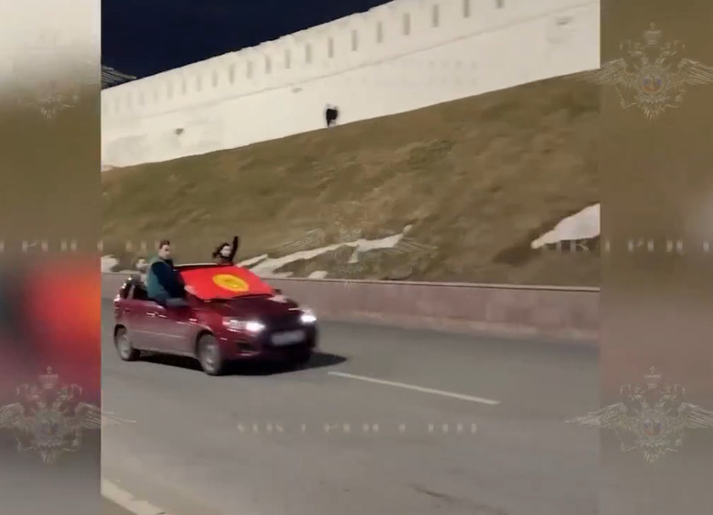 Изображение Водитель прокатил пассажиров на дверях машины по Казани