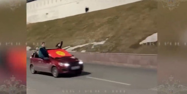 Водитель прокатил пассажиров на дверях машины по Казани