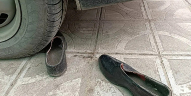 Водитель авто проехал по ногам 75-летней женщины за то, что та «медленно ползла»