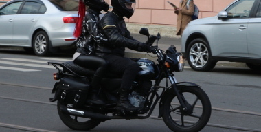 Пьяный мотоциклист решил впечатлить девушку ночной гонкой с ДПС