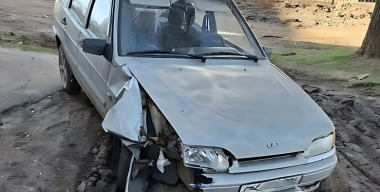 Горе-угонщик попал в ДТП на чужой машине и потерял телефон