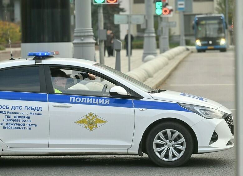 Изображение Женщина на Lexus снесла клумбу и влетела в жилую многоэтажку в Москве