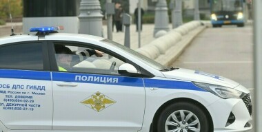 Женщина на Lexus снесла клумбу и влетела в жилую многоэтажку в Москве