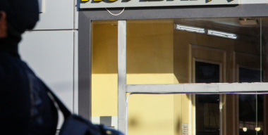 Мужчина украл у своей сожительницы серьги, чтобы оплатить ремонт авто