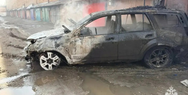 Мужчина ремонтировал пороги своей машины и случайно ее сжёг вместе с гаражом