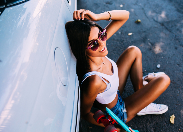 Изображение Девицы в трусах прокатились на капоте иномарки в Уфе