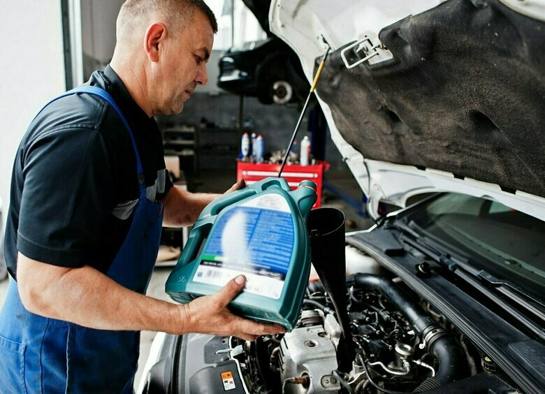 Экономия на обслуге: можно ли использовать моторное масло, купленное пару лет назад