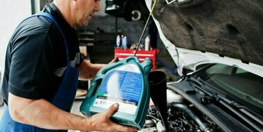 Экономия на обслуге: можно ли использовать моторное масло, купленное пару лет назад