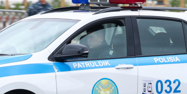 Скандал в Казахстане: известный блогер «помыл колёса» авто в Каспийском море