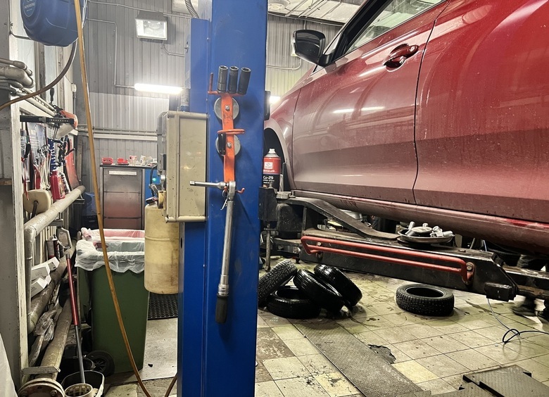 Привяжи и поднимай: все автосервисы страны нарушают правила работы с автоподъемниками