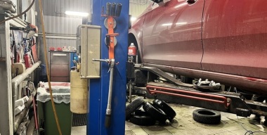 Привяжи и поднимай: все автосервисы страны нарушают правила работы с автоподъемниками