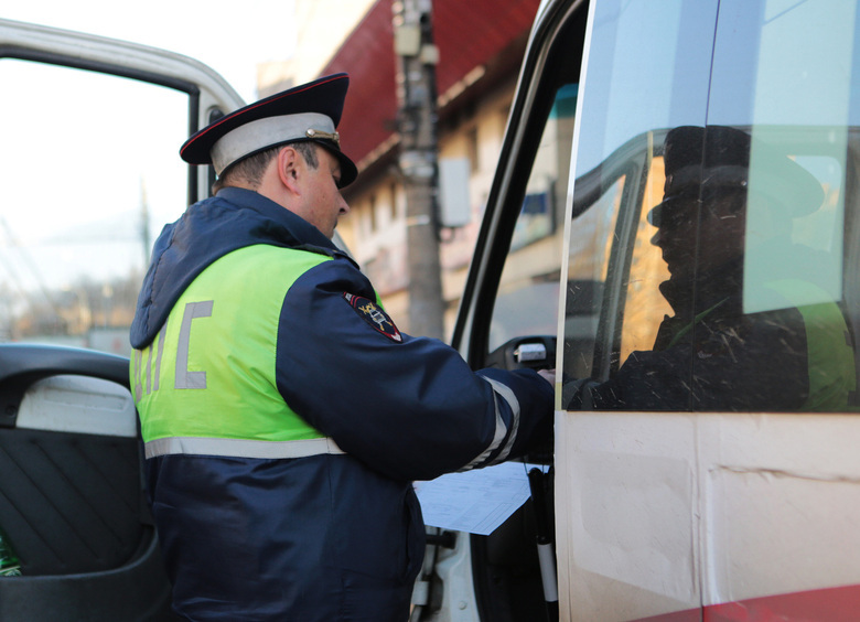 Изображение На Сахалине грузовик выехал на встречку и протаранил автобус с пассажирами