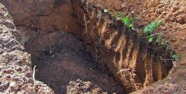 В Китае мужчина закопал свою машину рядом с умершим родственником