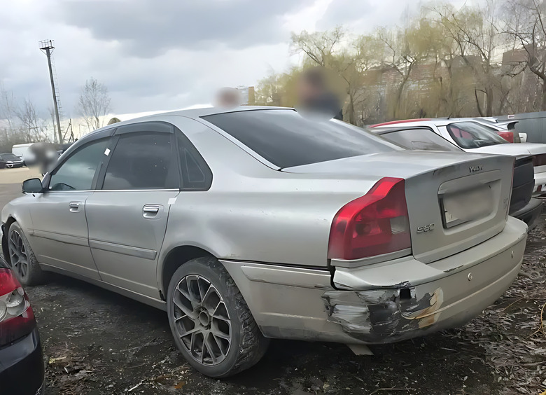 Изображение Автомеханик угнал иномарку клиента, но не справился с задним ходом