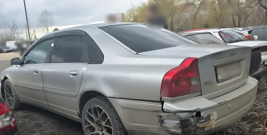 Автомеханик угнал иномарку клиента, но не справился с задним ходом