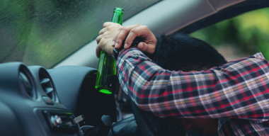 Пьяный оренбуржец выпал из машины перед сотрудниками ДПС