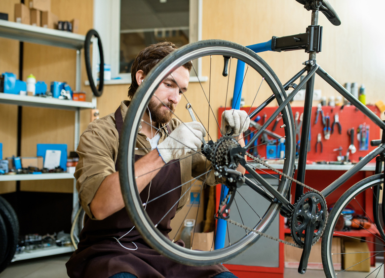 Изображение Мужчина и велосипед: как «переобуть» его и не сойти с ума