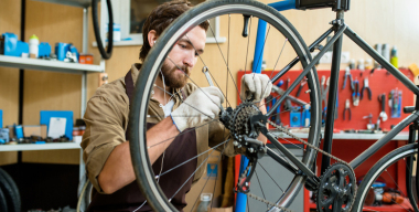 Мужчина и велосипед: как «переобуть» его и не сойти с ума