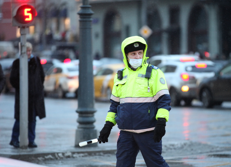 Автоюрист Славнов объяснил, грозит ли водителю лишение «прав» за магнитные рамки