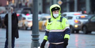 Автоюрист Славнов объяснил, грозит ли водителю лишение «прав» за магнитные рамки