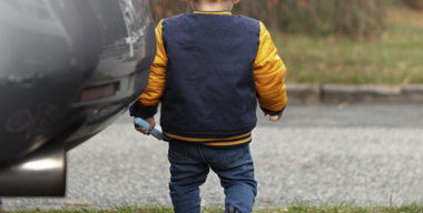 Трёхлетний мальчик попал под колёса автомобиля в Холмске