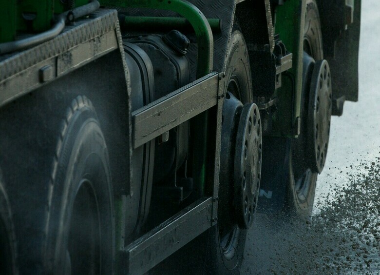 Изображение Казах стал звездой соцсетей после фееричного манёвра перед встречной фурой