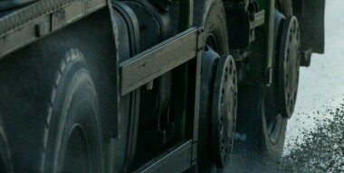 Казах стал звездой соцсетей после фееричного манёвра перед встречной фурой