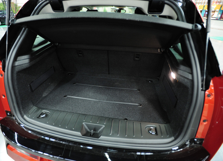 Бизнес или безумие: российский стример неделю живёт в багажнике BMW